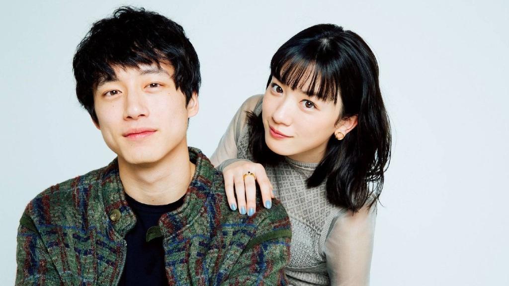 เคนทาโร่ ซากากุจิ และ นากาโนะ เมอิ เผชิญข่าวลือรักสามเส้า สานความสัมพันธ์กันในขณะที่ยังคบกับแฟนสาวนอกวงการ